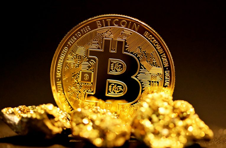 بيتكوين تصارع فوق متوسط الـ 50 يوماً بينما تترنح إيثريوم: هروب المليار دولار يربك حسابات التعافي